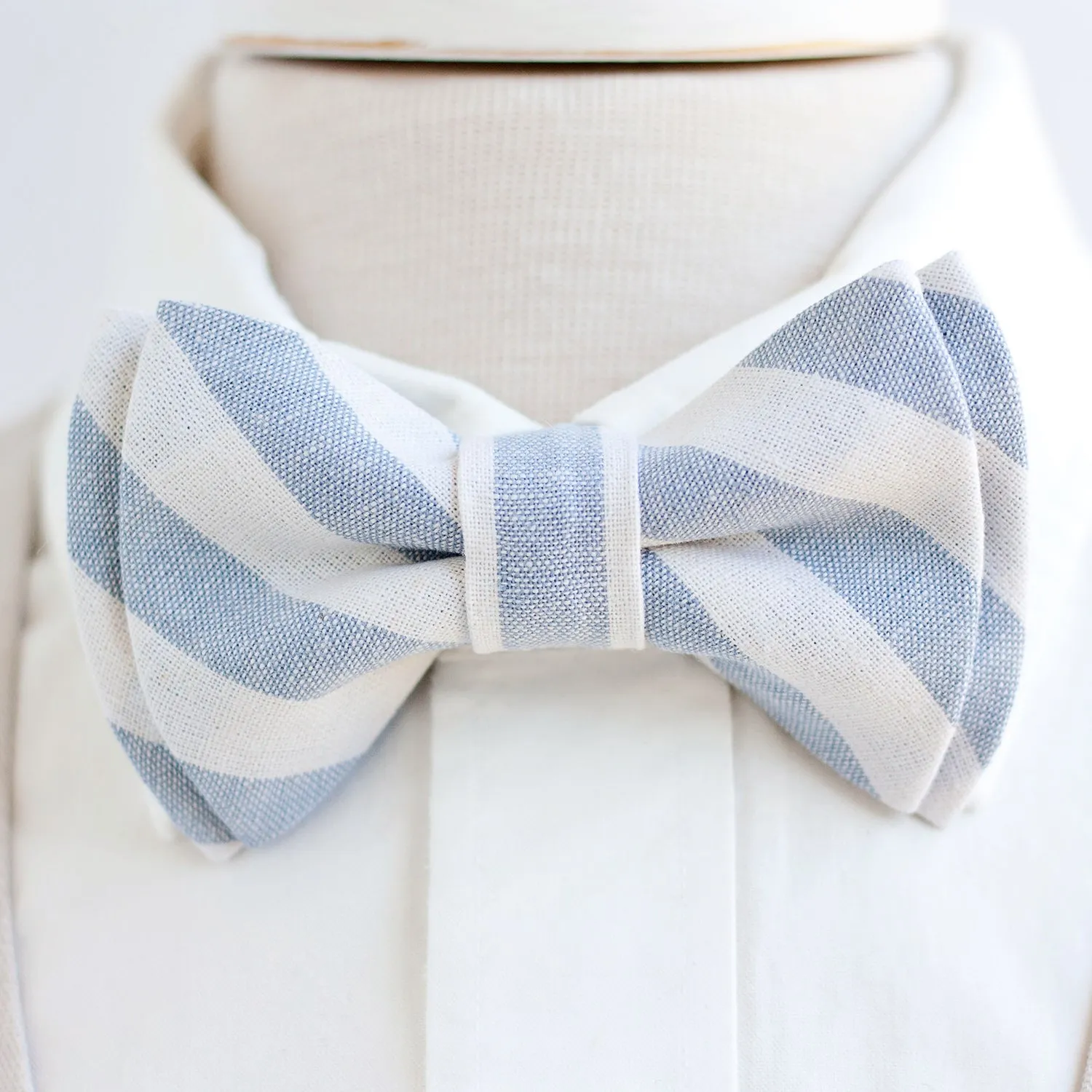 Men's Pre-Tied Bow Tie / Wide Chambray Linen Stripe