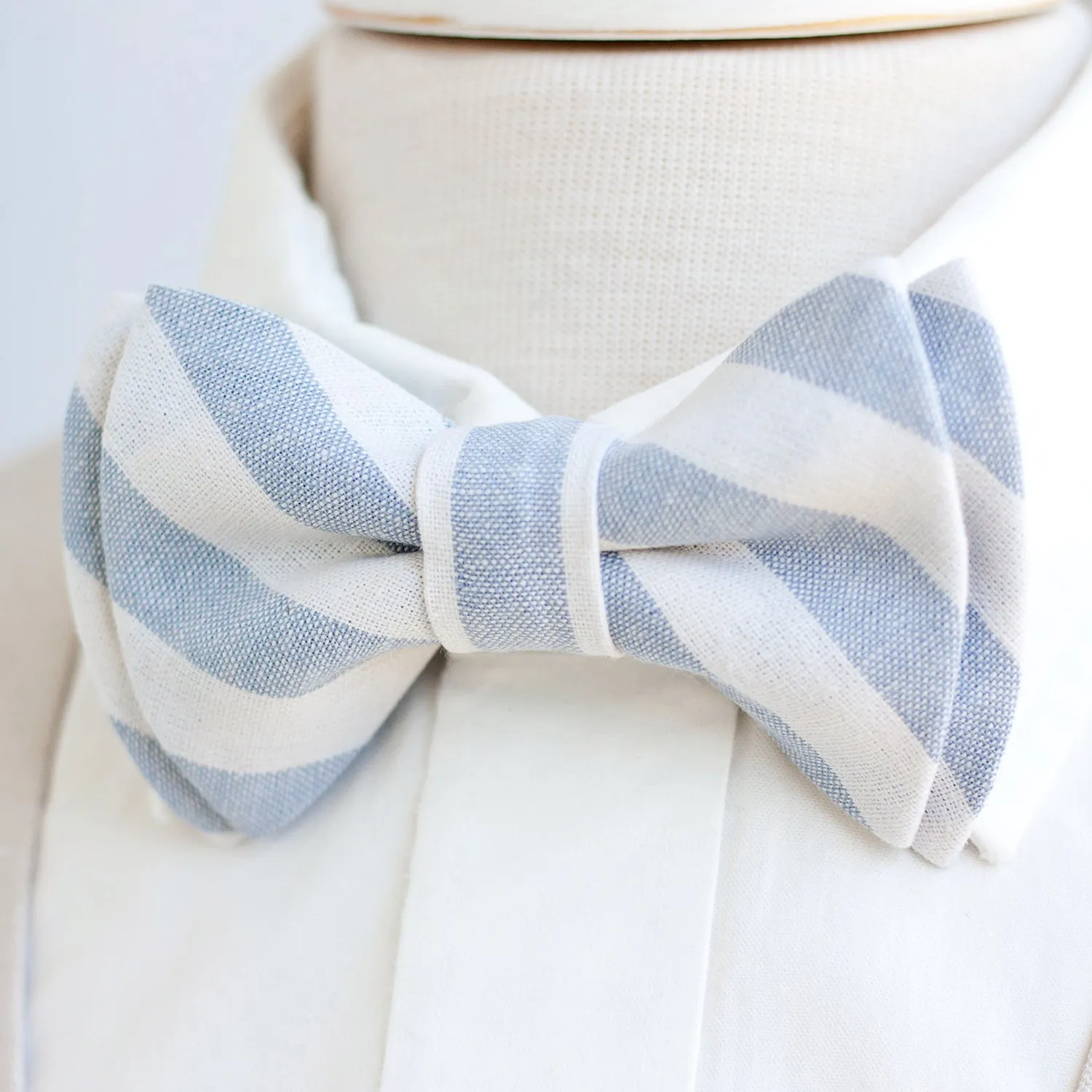 Men's Pre-Tied Bow Tie / Wide Chambray Linen Stripe